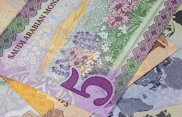 Suudi Arabistan parasının yakın çekimleri. Suudi Arabistan 'ın kağıt para birimi. Suudi Riyal ve Kral Salman 'ın portresi. Parasal Yönetim yeni banknot ailesini açıkladı. Ayrıntılı tasarım yakalaması