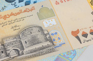 Rial 'a yakın, Yemen Cumhuriyeti' nin banknotları. Rials 'ın ön plan sanat tasarımının detaylı bir görüntüsü. Detaylı para arka plan duvar kağıdı. Arap ülkesinin döviz banknotları. 200 Rial Yemen