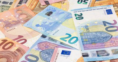 Avro banknotları yığını. Birçok Avro banknotları birbiri üzerine yatar. Avrupa Birliği 'nin bir miktar parası. Birleşik Avrupa 'nın para birimi. Avrupa Merkez Bankası veya ECB 'nin nakit bakiyesi.