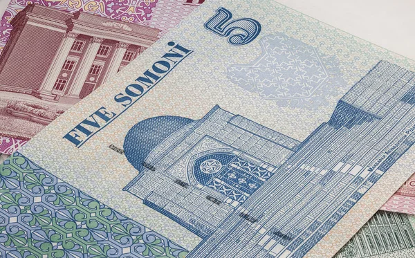 Tacikistan Cumhuriyeti 'nden bir Somoni' ye yakın. Asya ülkesinin kağıt banknotları. Ön tasarımın detaylı bir görüntüsü. Detaylı para arka plan duvar kağıdı. Para birimi Tajikistani somoni
