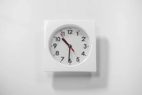 Small White Wall Clock Shows Time Modern Wall Clock Close — Stock Photo, Image