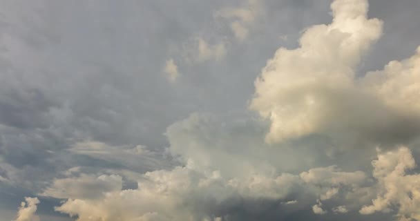 Atemberaubendes Naturschauspiel Himmel Kumuluswolken Kräuseln Sich Den Strahlen Der Untergehenden — Stockvideo