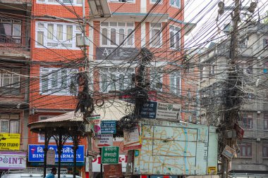 Katmandu, Nepal - 12 Eylül 2020: Katmandu yollarında elektrik teli. Nepal 'in başkentinin elektrik şebekesi için kaotik kablo döşemesi. Elektrik kesintisi olağandır.