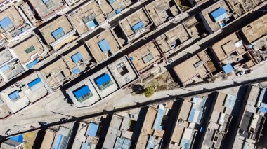 Gökyüzünden Tibet 'in Xigaze şehri. Himalayalar 'ın dağındaki küçük bir Tibet köyünün hava manzarası. Shigatse, Tibet, Çin 'in çatısından insansız hava aracı görüntüsü. Küçük evler ve dar yollar