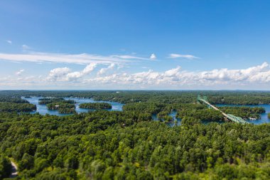 Ottawa kenti yakınlarındaki Ontario, Kanada 'daki binlerce adanın hava manzarası. Ontario Nehri 'ndeki küçük adaların ve ormanın insansız hava aracı görüntüsü..