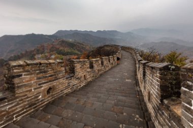 Çin Seddi. Sonbaharda Çin 'in görkemli büyük simgesi. Renkli yapraklarla çevrili. Çin Seddi, Çin 'in sembolü. Geçmişte Moğollara karşı bir kale.. 