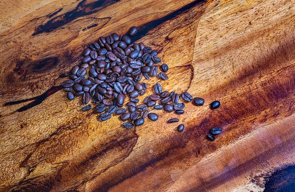 Üst Manzara Ahşap Bir Arka Planda Kavrulmuş Taze Kahve Çekirdeklerine — Stok fotoğraf