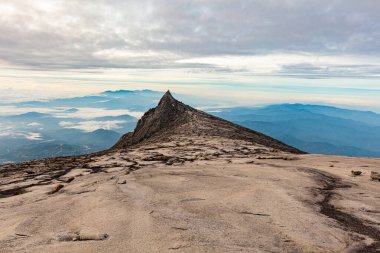 Kinabalu Dağı, Sabah, Borneo, Malezya zirvesi. Kinabalu Dağı, Kota Kinabalu 'dan 50 km uzaklıktaki güneydoğu Asya' nın en yüksek dağı olan deniz seviyesinden 4095 metre yüksekliktedir. Dağ yürüyüşü.