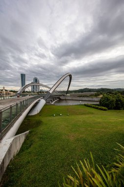 Putrajaya Köprüsü, yapay olarak büyüyen Putrajaya, Selangor şehrinde, Malezya hükümeti 1995 yılında şehir dışında yeni bir hükümet koltuğu inşa etmeye karar verdi. Kablonun geniş açılı görüntüsü kalıcı köprü.