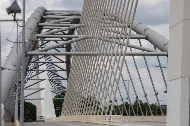 Putrajaya, Malezya, Seri Wawasan Köprüsü. Kuala Lumpur 'un 40 km dışında Putrajaya' nın en popüler köprülerinden birinin manzarası. Karayolu şeritlerinin arasında