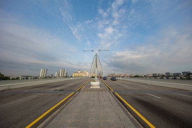 Putrajaya, Malezya, Seri Wawasan Köprüsü. Kuala Lumpur 'un 40 km dışında Putrajaya' nın en popüler köprülerinden birinin manzarası. Karayolu şeritlerinin arasında