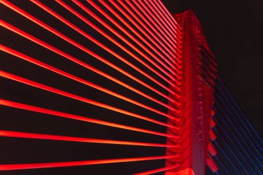 Geceleri Seri Saujana Köprüsü 'nün aydınlık yapısı. Putrajaya, Malezya 'daki birçok köprüden biri, hepsi de farklı renklerde sırayla aydınlatılmış. Putrajaya Köprüsü Malezya Geceleri