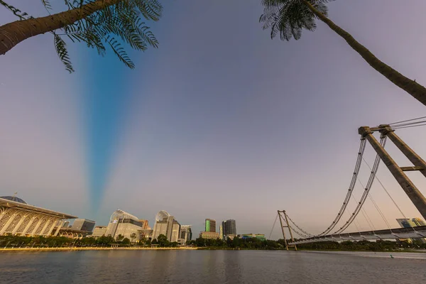 Puesta Sol Sobre Ciudad Putrajaya Malasia Cielo Azul Cae Noche — Foto de Stock