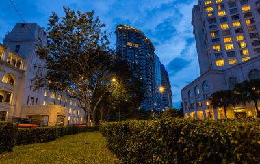 Kuala Lumpur, Malezya - 09 Ocak 2021: Akşamüstü eski tren istasyonunun yakınında Asya Uluslararası Tahkim Merkezi ve Regalia Suites Hotel manzaralı sokak sahnesi