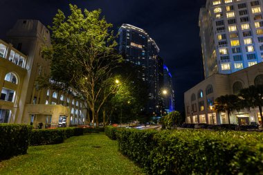 Kuala Lumpur, Malezya - 09 Ocak 2021: Akşamüstü eski tren istasyonunun yakınında Asya Uluslararası Tahkim Merkezi ve Regalia Suites Hotel manzaralı sokak sahnesi