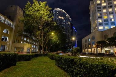 Kuala Lumpur, Malezya - 09 Ocak 2021: Akşamüstü eski tren istasyonunun yakınında Asya Uluslararası Tahkim Merkezi ve Regalia Suites Hotel manzaralı sokak sahnesi