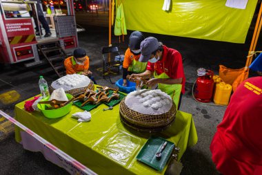 Kuala Lumpur yakınlarındaki Putrajaya 'daki sokak yemekleri pazarında. Genç erkekler İdiyappam ya da tel sektiren yapıyor, Hindistan 'dan geleneksel pirinç eriştesi yemeği..