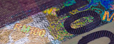 100 halkalı Malezya banknotunun detaylı bir makro fotoğrafı. 100 'e yakın Ringgit, Malezya parası. RM100 makro fotoğraf.