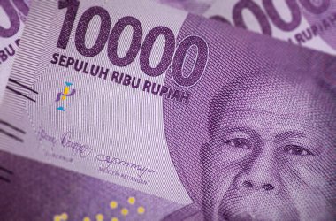 Endonezya banknotlarını kapatın. Rupiah Endonezya para birimi. Burada bir deste 10000 rupi var. Endonezya 'nın parası. Endonezya rupiasının değeri çok düşüktür ve kağıt banknotlar çok kirlidir. 