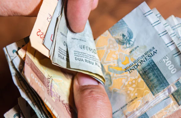Чоловіча Рука Тримає Вентилятор Індонезійської Рупії Валюту Індонезії Наблизитися Брудних — стокове фото