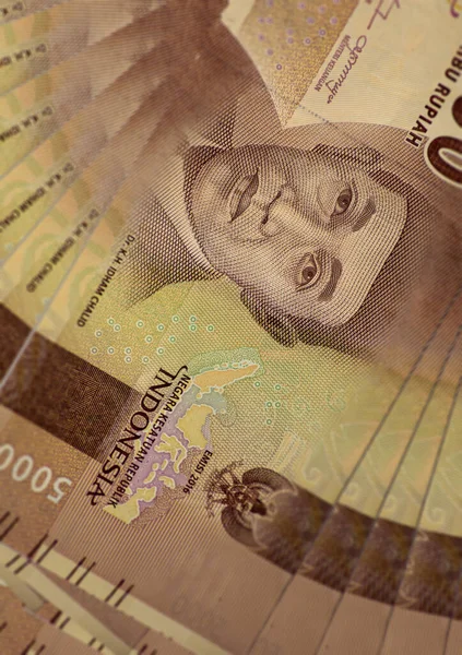 关闭印度尼西亚的钞票 鲁皮亚是印尼元 这是一堆5000卢比 钱的印度尼西亚 印度尼西亚卢比的价值很低 纸币也很脏 — 图库照片