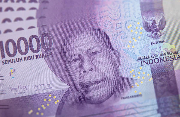 インドネシアの銀行券の閉鎖 ルピアはインドネシア通貨です ここに10000ルピアの束 インドネシアのお金 インドネシアルピアの価値は非常に低く 紙幣は非常に汚れています — ストック写真