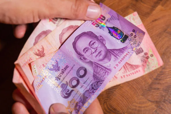 Man Hand Flip Thai Baht Sedel Den Officiella Valutan Thailand — Stockfoto