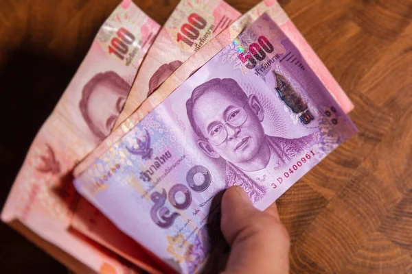 Man Hand Flip Thai Baht Sedel Den Officiella Valutan Thailand — Stockfoto