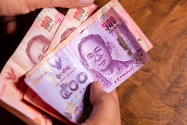 Man Hand Flip Thai Baht Sedel Den Officiella Valutan Thailand — Stockfoto