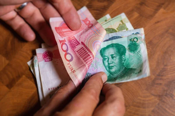 Męska Ręka Pokazuje Renminbi Lub Chiński Juan Lub Skrócony Banknot — Zdjęcie stockowe
