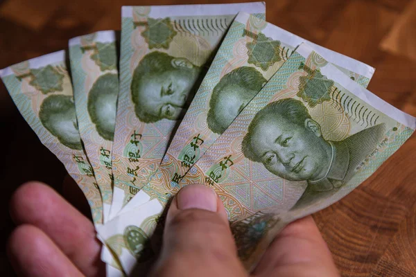 Mężczyzna Trzyma Fana Renminbi Lub Chiński Juan Lub Skrócony Banknot — Zdjęcie stockowe