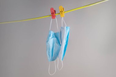 İpe asılı kalan son iki yüz maskesi. Yüz maskesi ya da Ağız maskesi, Corona Cov-19 krizi sırasında en çok ihtiyaç duyulan ekipmandır. Maske takmak zorunlu olsa bile hisse senedi yok, biletler tükenmiş.
