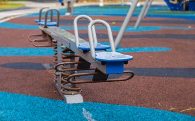 Cyberjaya, Malezya - 06 Kasım 2020: Çocuk parkında terk edilmiş bir tahterevalli. Oyun parkları Corona Lock çıkışlarında kullanılmak üzere kapatıldı. Covid-19 ayrıca çocukların dışarıda oynamasını da yasaklıyor.. 