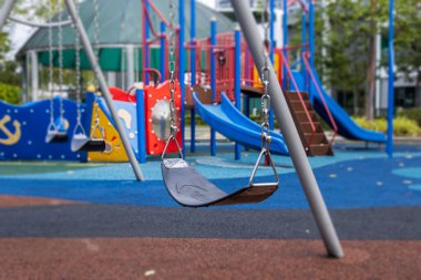 Çocuk parkında terk edilmiş salıncak. Oyun parkları Corona Lock çıkışlarında kullanılmak üzere kapatıldı. Covid-19 ayrıca çocukların dışarıda oynamasını da yasaklıyor. Corona krizi sırasında boş bir oyun alanı.