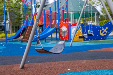 Çocuk parkında terk edilmiş salıncak. Oyun parkları Corona Lock çıkışlarında kullanılmak üzere kapatıldı. Covid-19 ayrıca çocukların dışarıda oynamasını da yasaklıyor. Corona krizi sırasında boş bir oyun alanı.