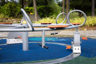 Çocuk parkında terk edilmiş bir atlıkarınca. Oyun parkları Corona Lock çıkışlarında kullanılmak üzere kapatıldı. Covid-19 ayrıca çocukların dışarıda oynamasını da yasaklıyor. Corona krizi sırasında boş bir oyun alanı.