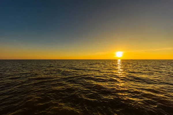 カンボジアのトンレサップ湖の日没 カンポン プーク フローティングビレッジとシェムリアップの近く 水上を航海する観光船は 息をのむようなカラフルな夕日を楽しむことができます 海の向こうの夕日の地平線 — ストック写真