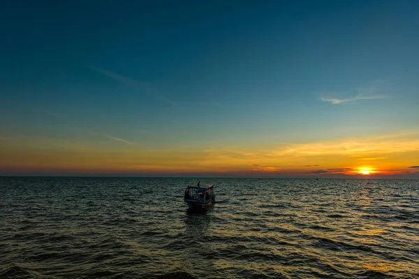 カンボジアのトンレサップ湖の日没 カンポン プーク フローティングビレッジとシェムリアップの近く 水上を航海する観光船は 息をのむようなカラフルな夕日を楽しむことができます 海の向こうの夕日の地平線 — ストック写真
