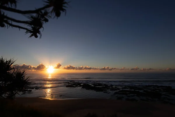 Slunce Vychází Pláži Vesnice Yeppoon Queensland Austrálie Břehu Pacifického Oceánu — Stock fotografie