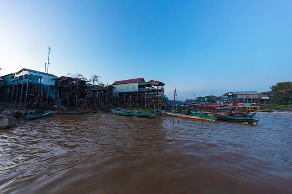 日落期间柬埔寨暹粒附近洞里萨湖上的Kampong Phluk漂流村 漂浮城镇的倾斜房屋 东南亚的异国情调 船只四处巡航并出售货物 — 图库照片