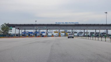 Putrajaya, Malezya - 11 Ekim 2020: Kuala Lumpur 'dan hükümet kenti Putrajaya' ya giden otoyoldaki tren istasyonu. Malezya 'daki otoyollar sadece geçiş ücretleriyle finanse edilir.. 