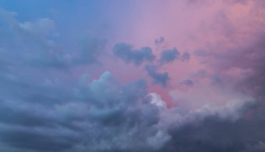 Gün batımında mavi gökyüzünde bulutlar ya da güneş tarafından aydınlatılan şafak vakti. Metin ve tasarım için yer. Gökyüzü ve bulutlar fotokopi alanı ile. Gökyüzüne bakıyorum. Arka plan fotoğrafı. Sonsuzluğa bak