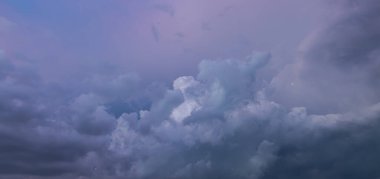 Gün batımında mavi gökyüzünde bulutlar ya da güneş tarafından aydınlatılan şafak vakti. Metin ve tasarım için yer. Gökyüzü ve bulutlar fotokopi alanı ile. Gökyüzüne bakıyorum. Arka plan fotoğrafı. Sonsuzluğa bak
