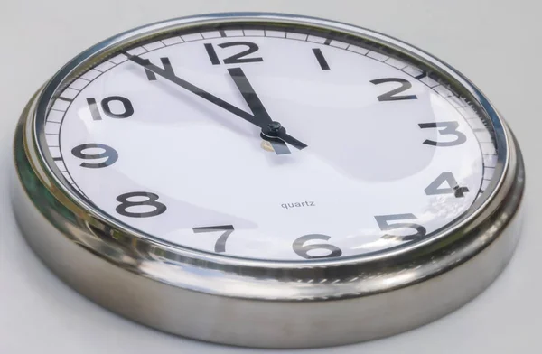Five Twelve Clock Ticking Modern White Clock Shows Time Close — Stock Photo, Image