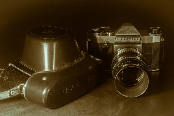 莱比锡 Saxonia 2020年10月2日 旧的刮破古董Praktica Nova摄影相机 50毫米Carl Zeiss Lens在一个乡村木桌上 除了Goerlitz的一个135毫米Meyer Optik镜头外 — 图库照片