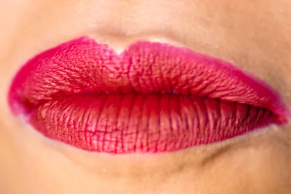 Blisko Ust Kobiety Silną Czerwoną Szminką Seksowne Kobiece Usta Szczegółowa — Zdjęcie stockowe