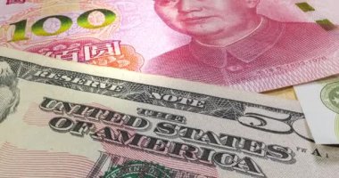 Çin Halk Cumhuriyeti 'nin yaklaşık 100 Yuan' ı 50 ABD Doları ile 50 Euro arasında para yatırıyor. 100 Renminbi banknotu. Ticaret savaşı. ABD ve Avrupa 'nın Çin para birimi ile parası  