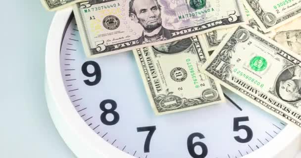 Czas Pieniądz Zegar Twarz Upływ Czasu Białym Tle Pieniędzmi Zegarze — Wideo stockowe