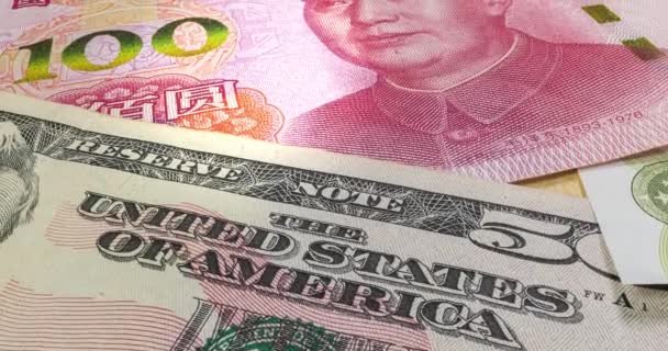 中国人民共和国の100元に近い50米ドルと50ユーロ紙幣の間に敷設 100人民元紙幣 貿易戦争だ 中国通貨で米欧のお金 — ストック動画