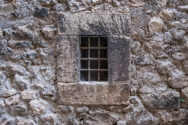 Eski bir çehrenin eski bir penceresi. Paslı pencereli ortaçağ, taş ve çelik cephe. Kimse yok.